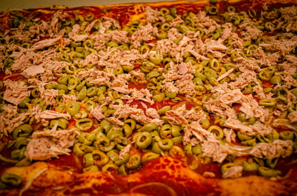 Plaque de pizza olives oignons thon