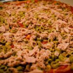 Plaque de pizza olives oignons thon